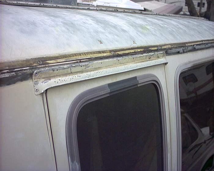 75 E II Door Gutter 01.JPG (700x560; 64 KBytes)