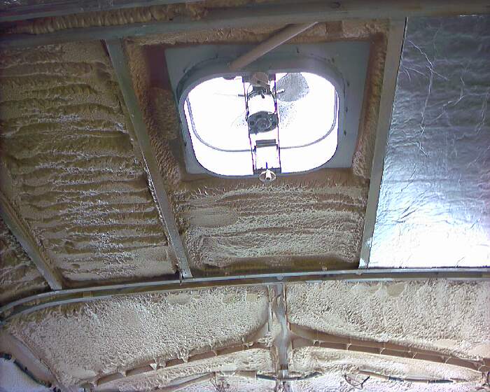 75 E II Front Roof Vent Insulation 01.jpg (700x560; 71 KBytes)
