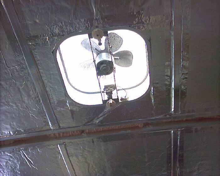 75 E II Front Roof Vent Insulation 03.jpg (700x560; 47 KBytes)