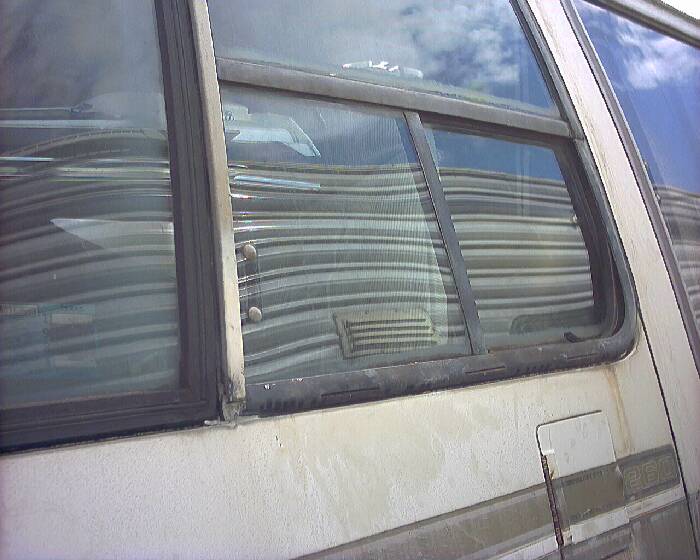 75 E II LF Driver Window 01.jpg (700x560; 53 KBytes)