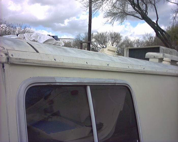 75 E II R Drip Rail Rear 07.JPG (700x560; 63 KBytes)