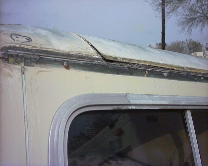75 E II RR Roof Leak 01.JPG (700x560; 54 KBytes)
