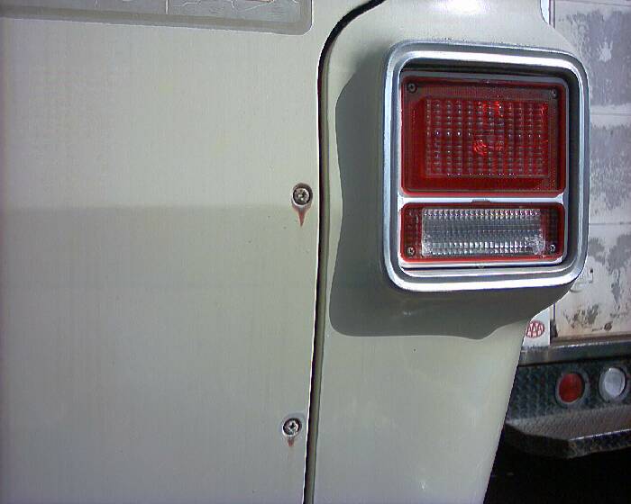75 E II RR Tail Light 01.jpg (700x560; 37 KBytes)