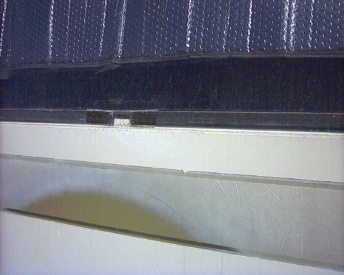 75 E II Rear Window Seam 01.jpg (700x560; 50 KBytes)