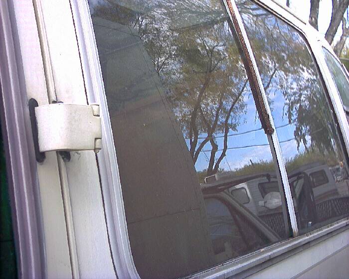 75 E II Right side Window 01.jpg (700x560; 65 KBytes)