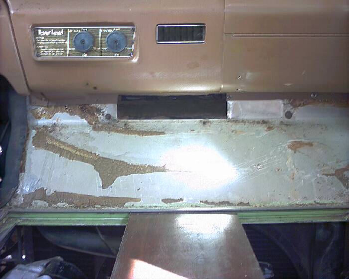 75 E II Under dash AC Vent 02.jpg (700x560; 44 KBytes)