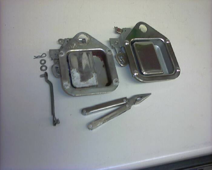 Door Latches 02.jpg (700x560; 24 KBytes)