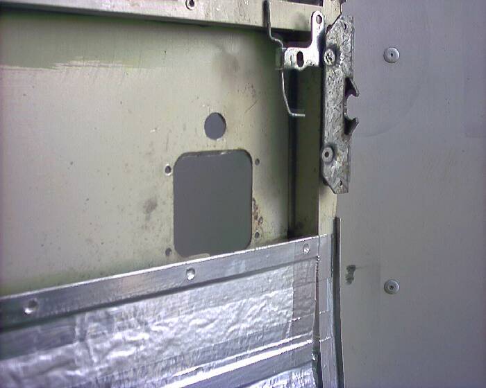 Interior Door Latch Hole.jpg (700x560; 38 KBytes)